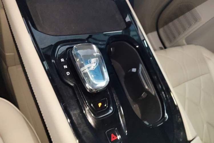 Used Volvo EM90 2025 Ultra Six-Seater Gear Lever
