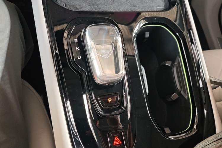 Used Volvo EM90 2025 Ultra Six-Seater Gear Lever