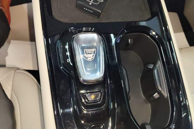 Used Volvo EM90 2025 Ultra Six-Seater Gear Lever
