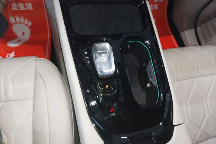 Used Volvo EM90 2025 Ultra Six-Seater Gear Lever