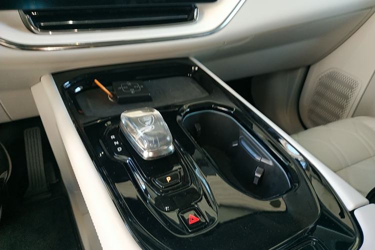 Used Volvo EM90 2025 Ultra Six-Seater Gear Lever
