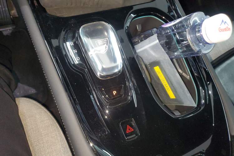 Used Volvo EM90 2025 Ultra Six-Seater Gear Lever