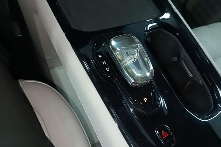 Used Volvo EM90 2025 Ultra Six-Seater Gear Lever