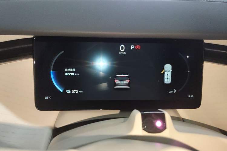 Used Volvo EM90 2025 Ultra Six-Seater Instrument Cluster