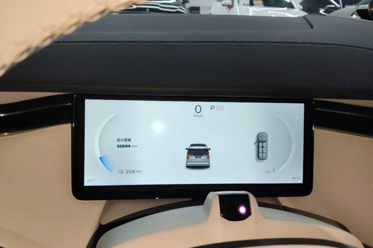 Used Volvo EM90 2025 Ultra Six-Seater Instrument Cluster