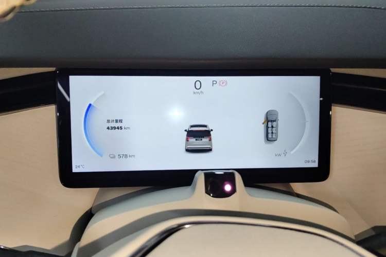 Used Volvo EM90 2025 Ultra Six-Seater Instrument Cluster
