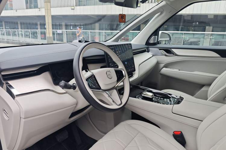 Used Volvo EM90 2025 Ultra Six-Seater Interior 11