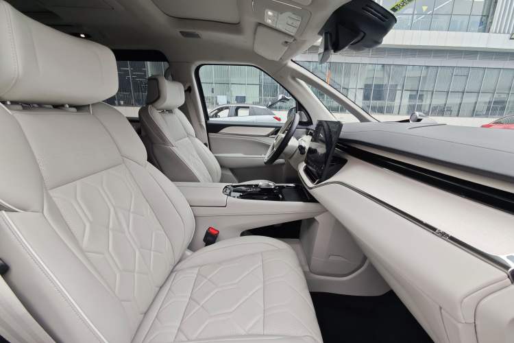 Used Volvo EM90 2025 Ultra Six-Seater Interior 12