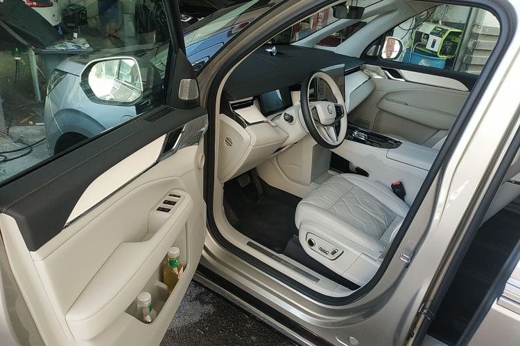 Used Volvo EM90 2025 Ultra Six-Seater Interior 3