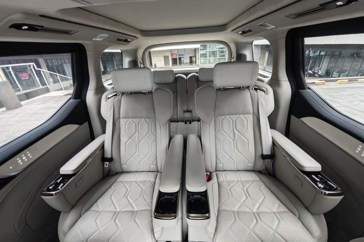 Used Volvo EM90 2025 Ultra Six-Seater Interior 3