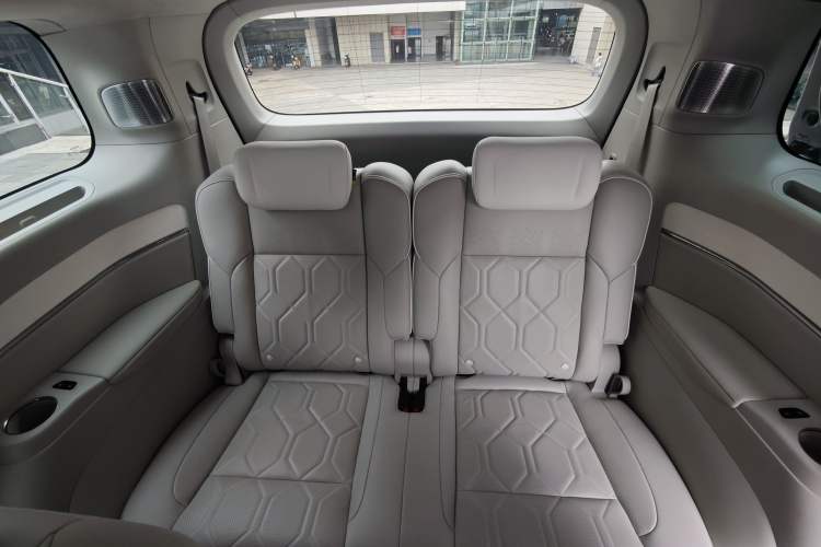 Used Volvo EM90 2025 Ultra Six-Seater Interior 4