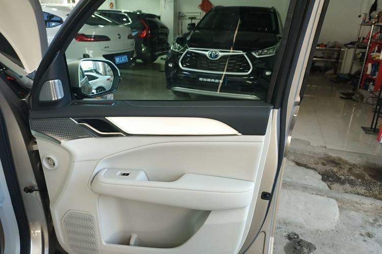 Used Volvo EM90 2025 Ultra Six-Seater Interior 5