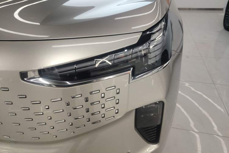 Used Volvo EM90 2025 Ultra Six-Seater Left Front Headlight