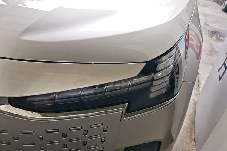 Used Volvo EM90 2025 Ultra Six-Seater Left Front Headlight