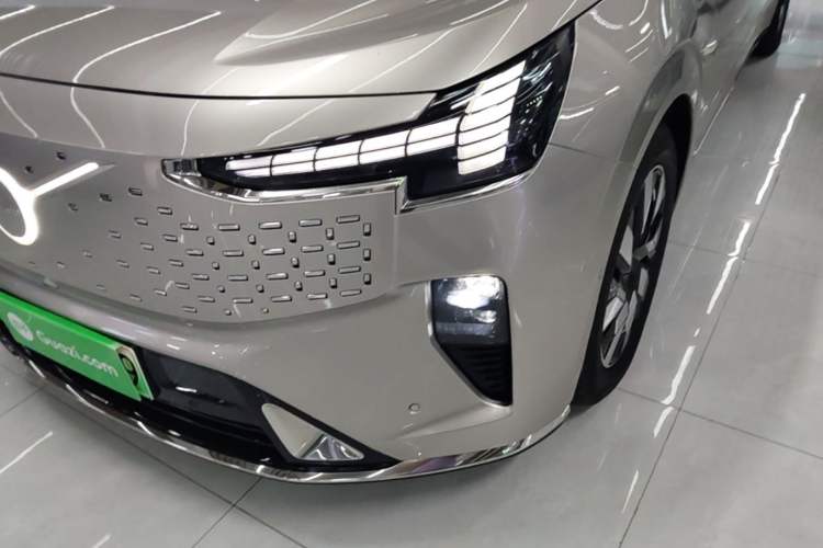 Used Volvo EM90 2025 Ultra Six-Seater Left Front Headlight