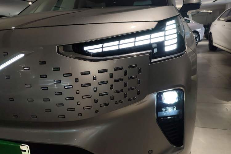 Used Volvo EM90 2025 Ultra Six-Seater Left Front Headlight