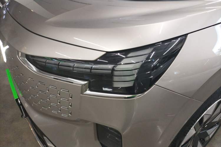 Used Volvo EM90 2025 Ultra Six-Seater Left Front Headlight