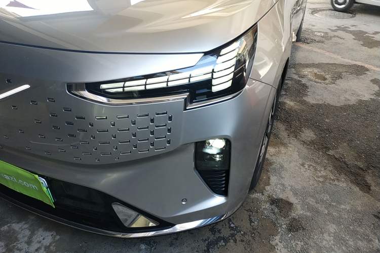 Used Volvo EM90 2025 Ultra Six-Seater Left Front Headlight