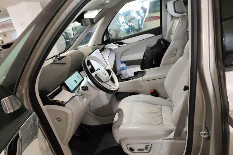 Used Volvo EM90 2025 Ultra Six-Seater Left Front Seat