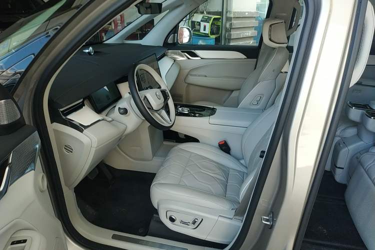 Used Volvo EM90 2025 Ultra Six-Seater Left Front Seat