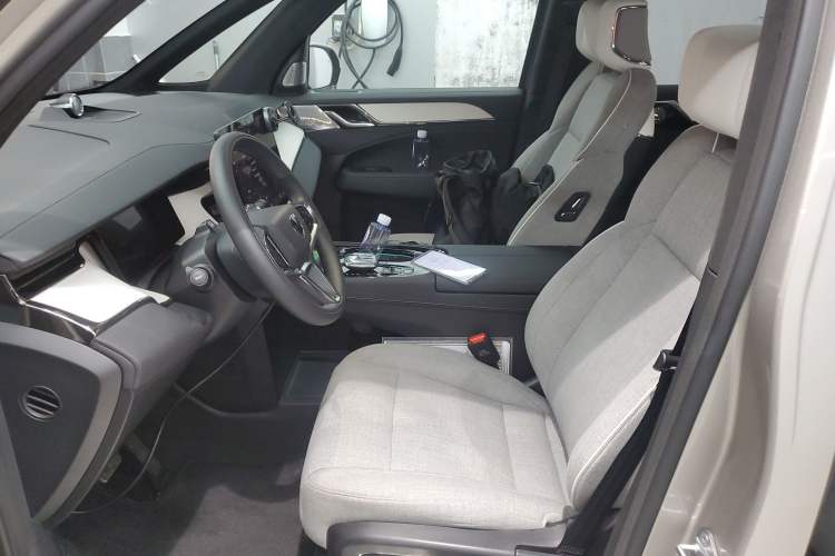 Used Volvo EM90 2025 Ultra Six-Seater Left Front Seat