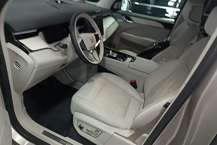 Used Volvo EM90 2025 Ultra Six-Seater Left Front Seat
