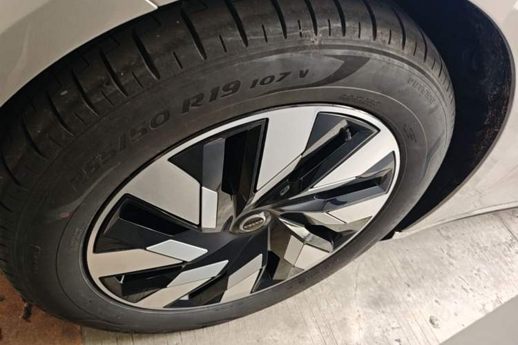 Used Volvo EM90 2025 Ultra Six-Seater Left Front Wheel Hub