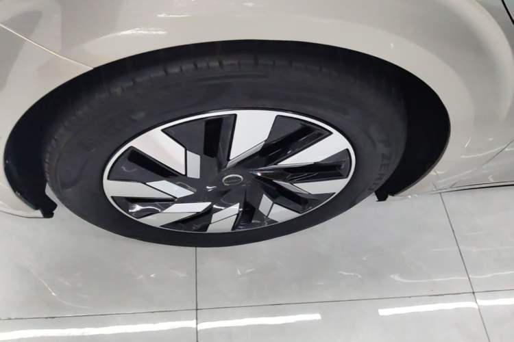Used Volvo EM90 2025 Ultra Six-Seater Left Front Wheel Hub