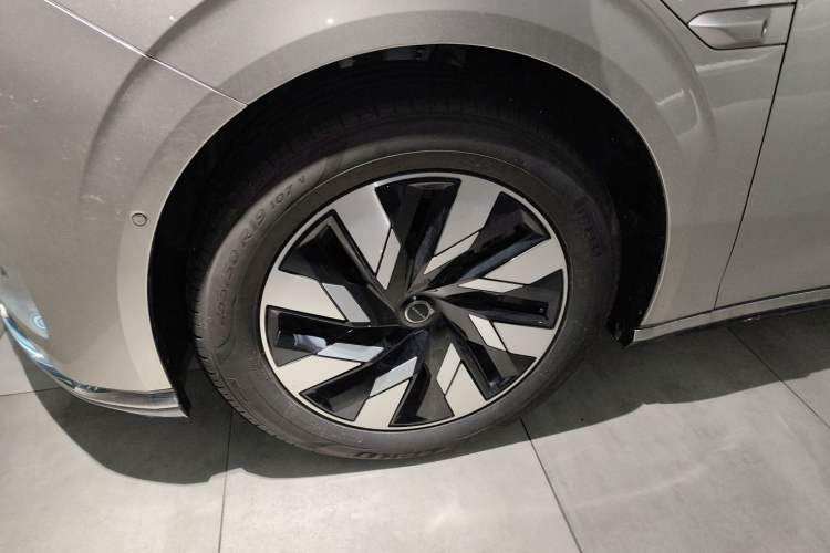 Used Volvo EM90 2025 Ultra Six-Seater Left Front Wheel Hub