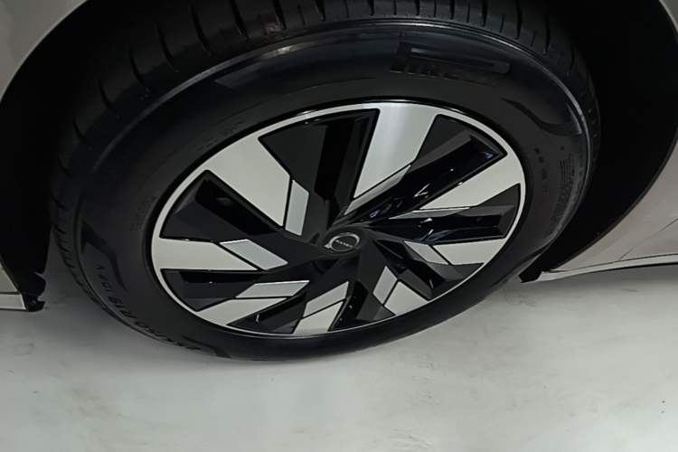 Used Volvo EM90 2025 Ultra Six-Seater Left Front Wheel Hub