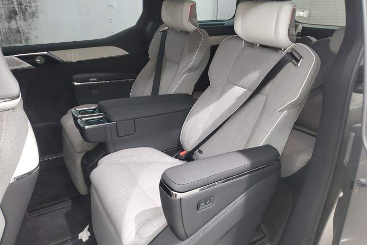 Used Volvo EM90 2025 Ultra Six-Seater Left Rear Seat