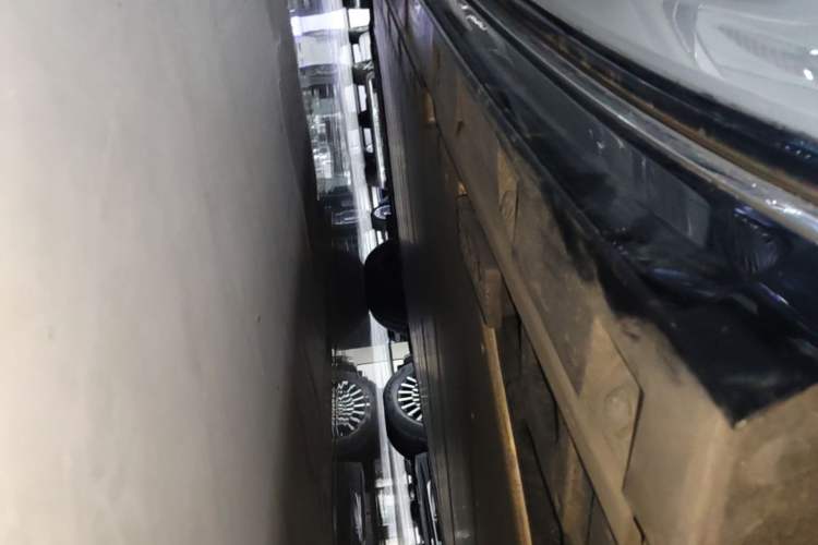 Used Volvo EM90 2025 Ultra Six-Seater Left Side Sill