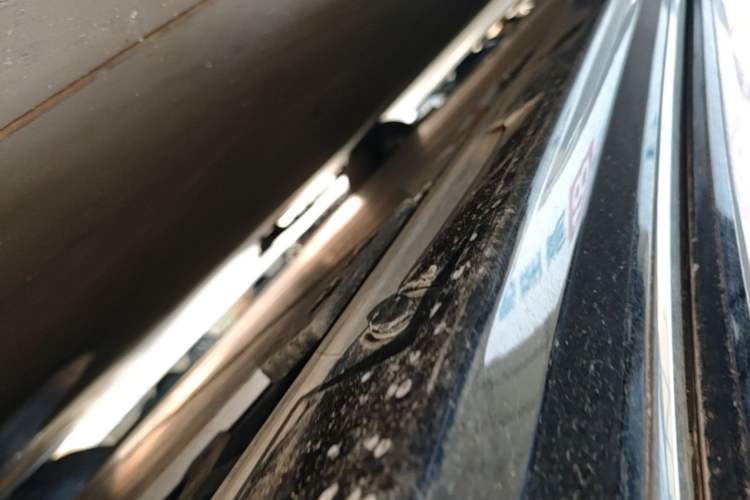 Used Volvo EM90 2025 Ultra Six-Seater Left Side Sill