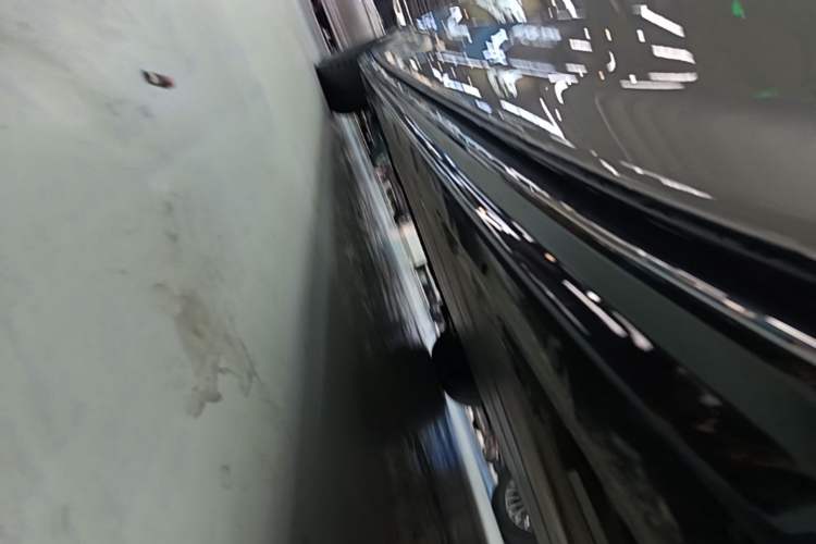 Used Volvo EM90 2025 Ultra Six-Seater Left Side Sill