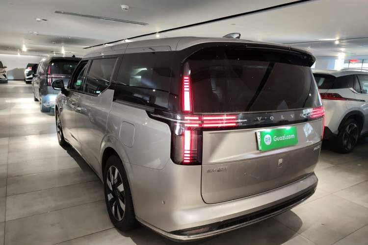 Used Volvo EM90 2025 Ultra Six-Seater Rear Left 45 Deg