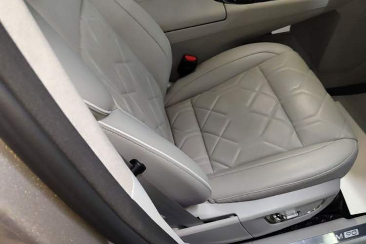 Used Volvo EM90 2025 Ultra Six-Seater Right Front Seat