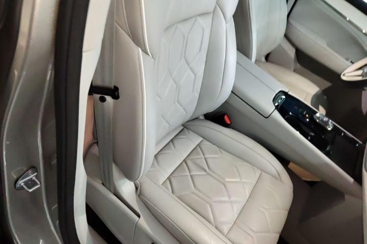 Used Volvo EM90 2025 Ultra Six-Seater Right Front Seat