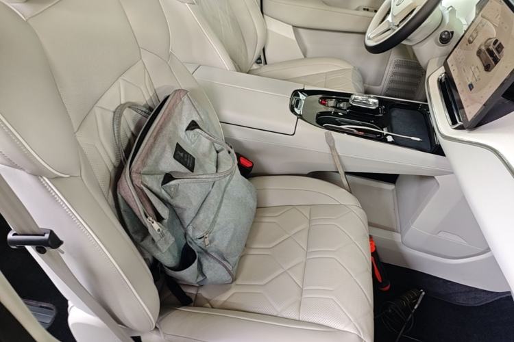 Used Volvo EM90 2025 Ultra Six-Seater Right Front Seat