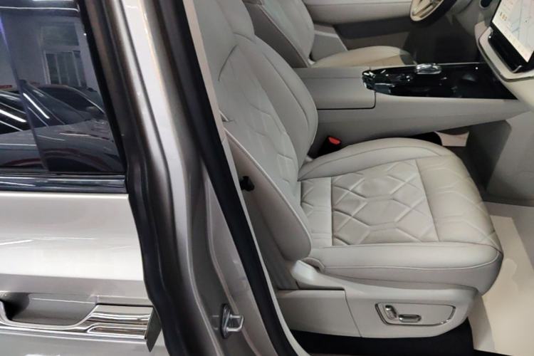Used Volvo EM90 2025 Ultra Six-Seater Right Front Seat