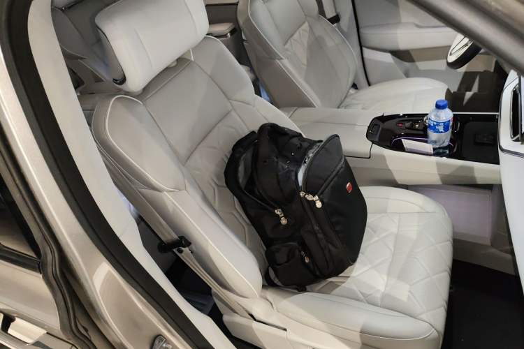 Used Volvo EM90 2025 Ultra Six-Seater Right Front Seat
