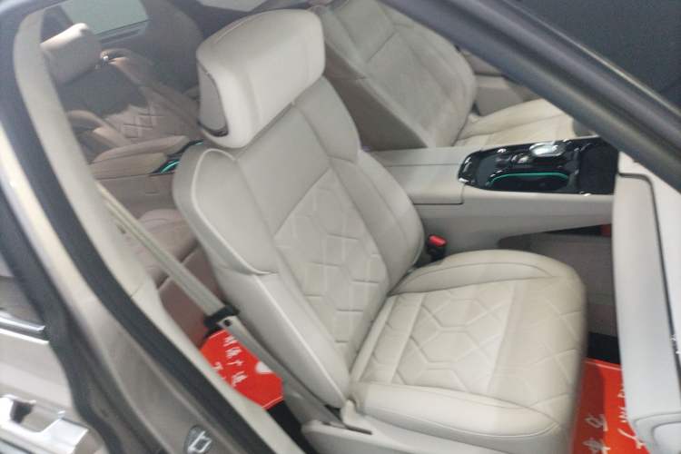 Used Volvo EM90 2025 Ultra Six-Seater Right Front Seat