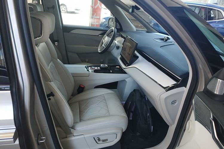 Used Volvo EM90 2025 Ultra Six-Seater Right Front Seat