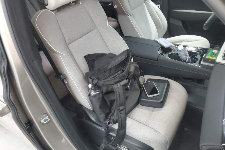 Used Volvo EM90 2025 Ultra Six-Seater Right Front Seat