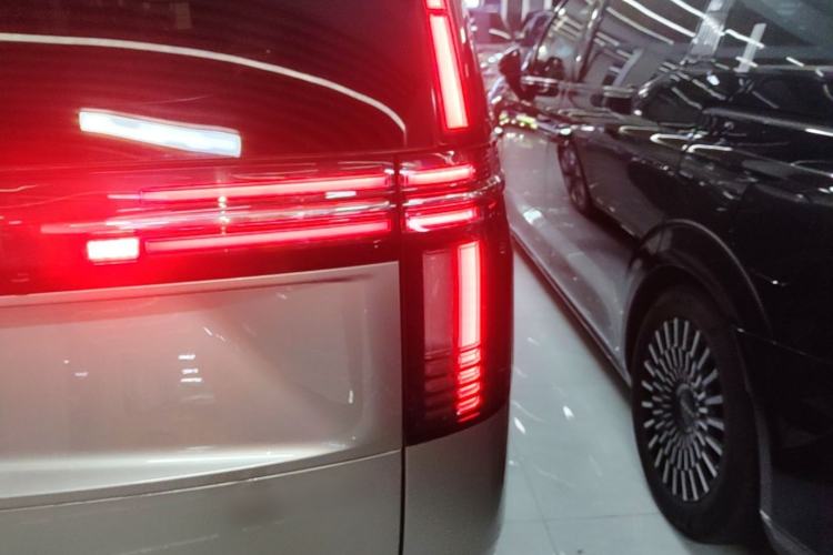 Used Volvo EM90 2025 Ultra Six-Seater Right Rear Taillight