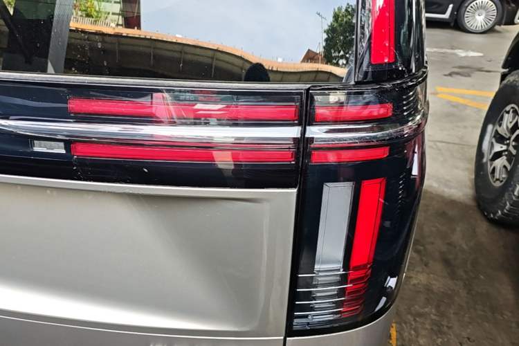Used Volvo EM90 2025 Ultra Six-Seater Right Rear Taillight