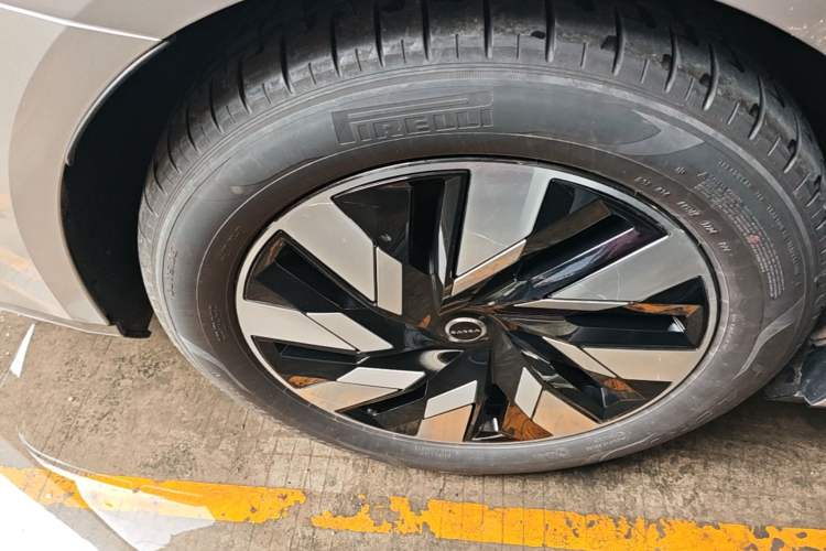 Used Volvo EM90 2025 Ultra Six-Seater Right Rear Wheel Hub