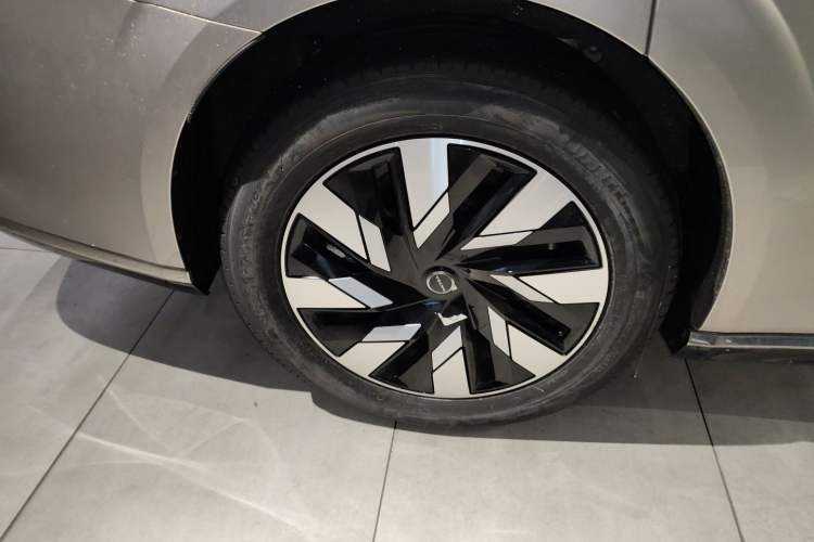 Used Volvo EM90 2025 Ultra Six-Seater Right Rear Wheel Hub
