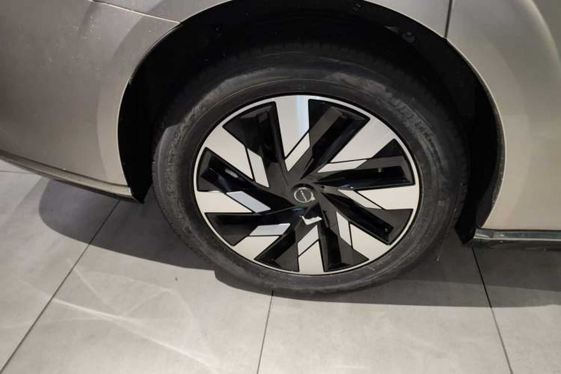 Used Volvo EM90 2025 Ultra Six-Seater Right Rear Wheel Hub