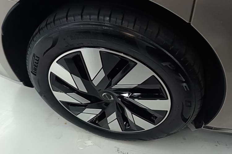 Used Volvo EM90 2025 Ultra Six-Seater Right Rear Wheel Hub