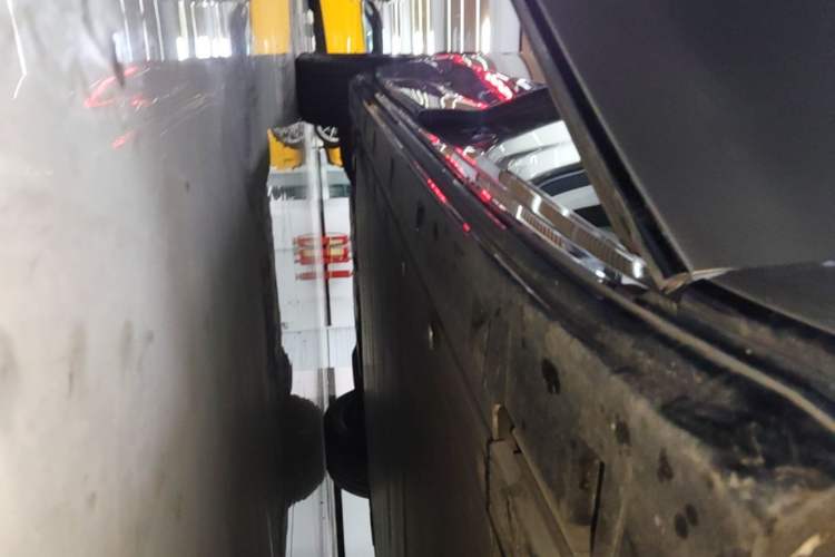 Used Volvo EM90 2025 Ultra Six-Seater Right Side Sill